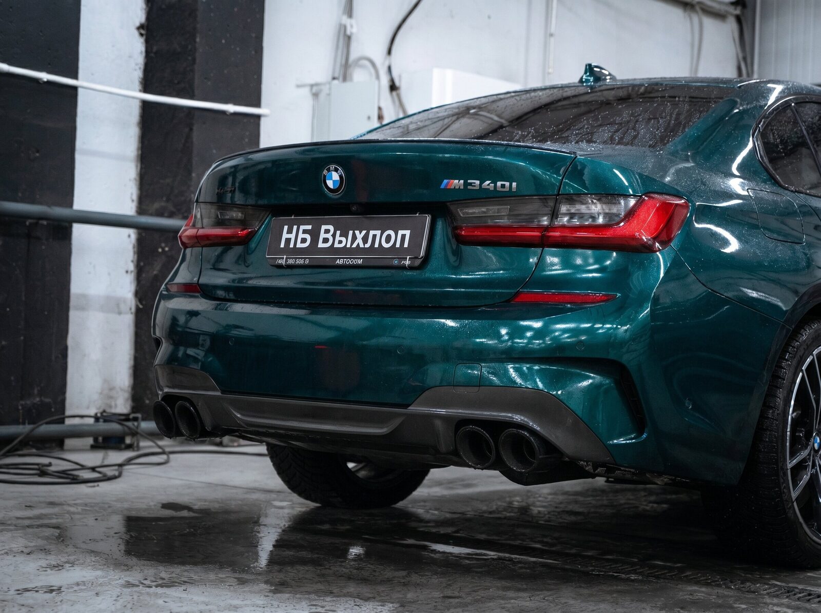 Зелёный BMW M340i в мастерской, четыре насадки